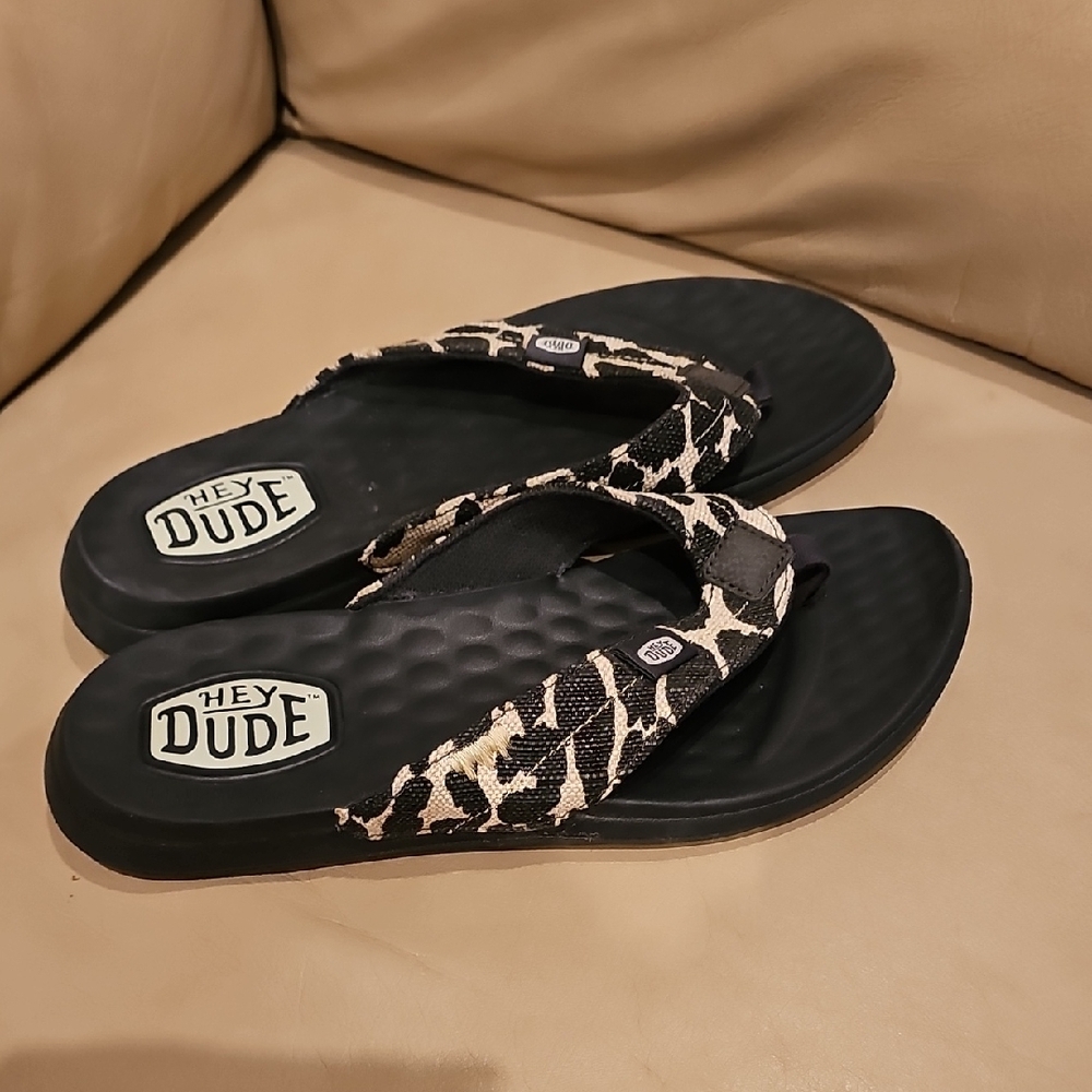NEW Hey Dude Black and White Animal Print Flip Flops - Picture 4 of 6